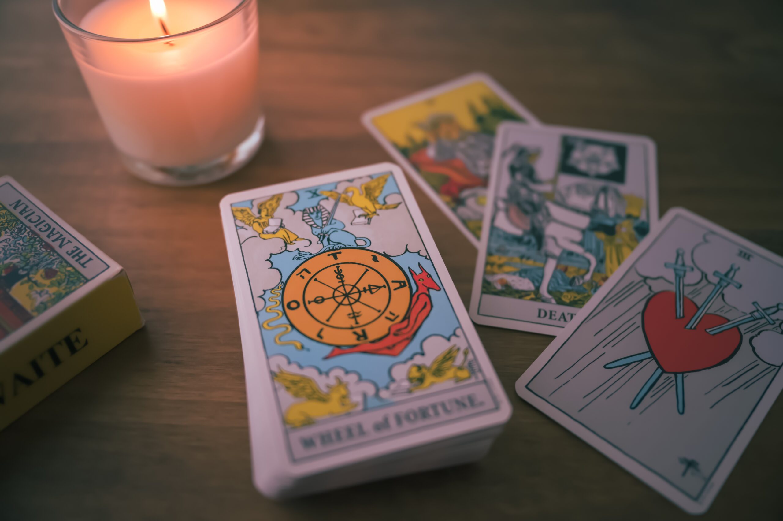 La Lama della Ruota della Fortuna in primo piano, altre carte dei tarocchi sparse sul tavolo.